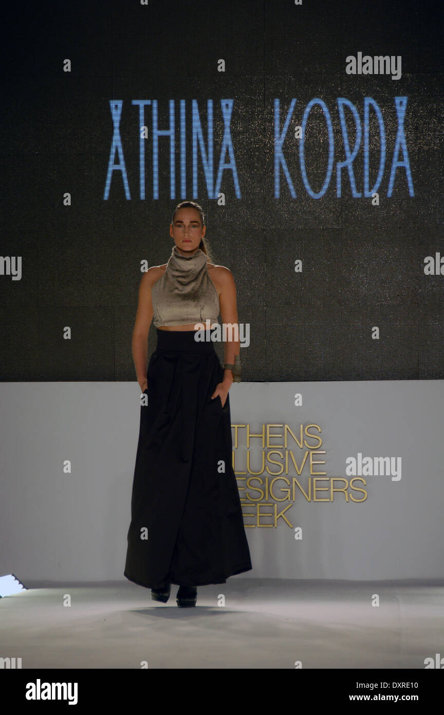 Athens.Grèce le 29 mars- Un modèle porte une création de designer de mode grecque Athina Korda partie de la collection automne hiver au cours de la 15e semaine d'Athènes Xclusive Designers. (Photo de George Panagakis / Pacific Press) Banque D'Images