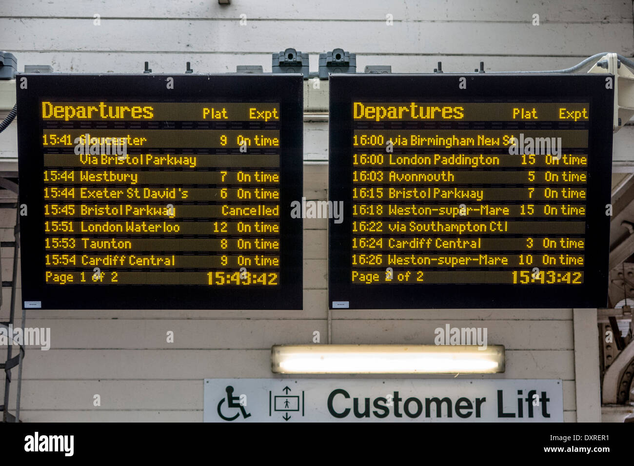 L'affichage électronique conseil départs horaires de train à la gare