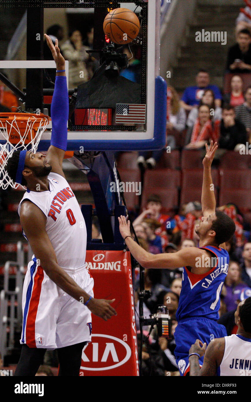 Philadelphie, Pennsylvanie, USA. Mar 29, 2014. Centre de Detroit Pistons Andre Drummond (0) va jusqu'à la bloquer sur le cadre par les Philadelphia 76ers guard Michael Carter-Williams (1) au cours de la NBA match entre les Detroit pistons et les Philadelphia 76ers au Wells Fargo Center de Philadelphie, Pennsylvanie. Christopher Szagola/Cal Sport Media/Alamy Live News Banque D'Images