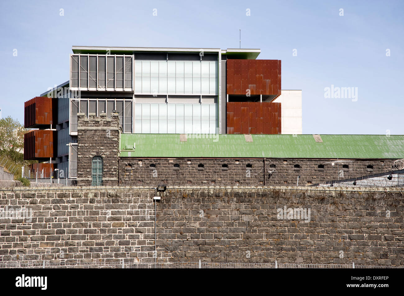 Les murs des prisons contre le ciel bleu. Vieux murs en pierre contraste sur le nouveau bloc de construction en arrière-plan. Banque D'Images