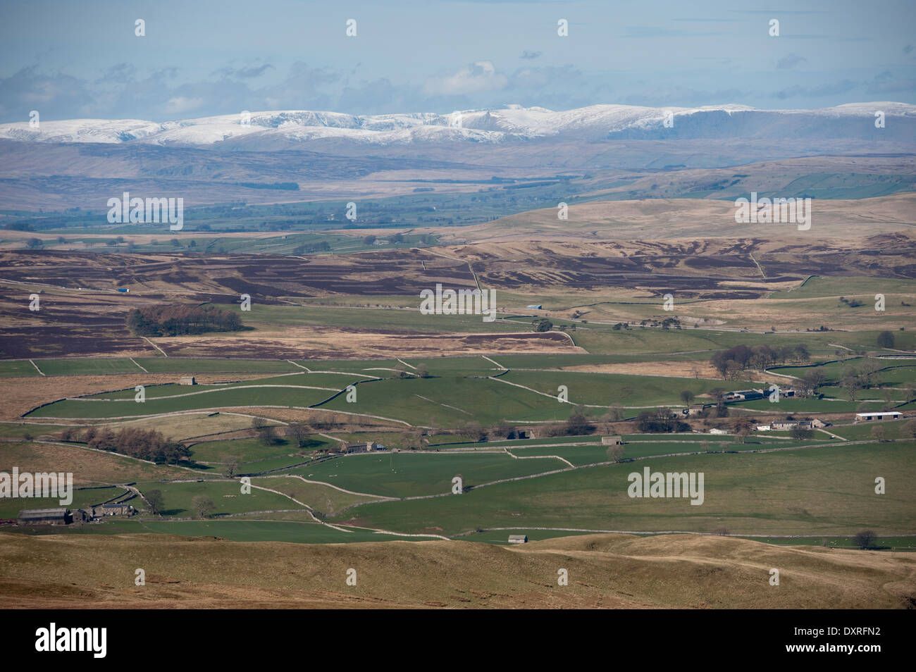 En regardant la partie supérieure vers l'Eden Valley de collines couvertes de neige du quartier du lac. , Cumbria (Royaume-Uni) Banque D'Images