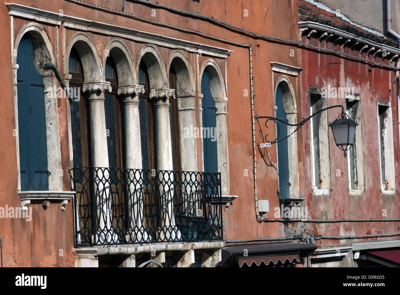 Meubles anciens de style vénitien traditionnel et façade avec fenêtre lanterne Banque D'Images