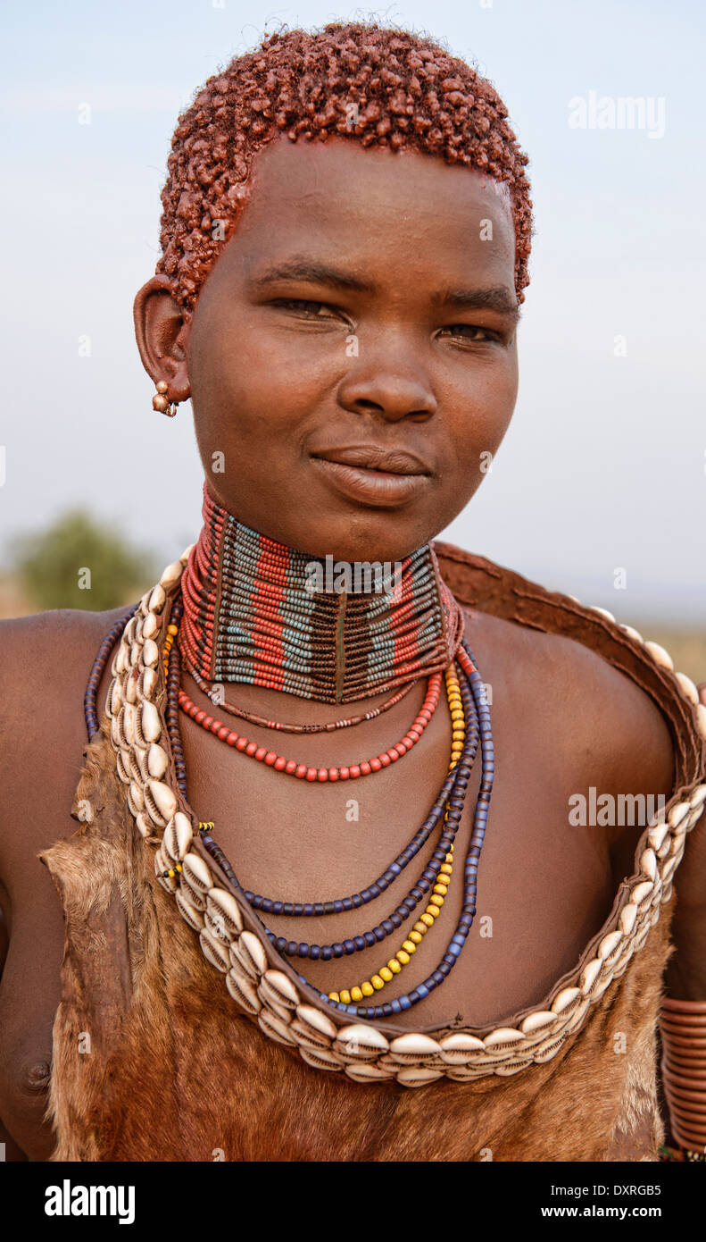 Portrait d'une jeune femme Hamer dans son village près de Turmi dans la vallée de l'Omo, Ethiopie Banque D'Images