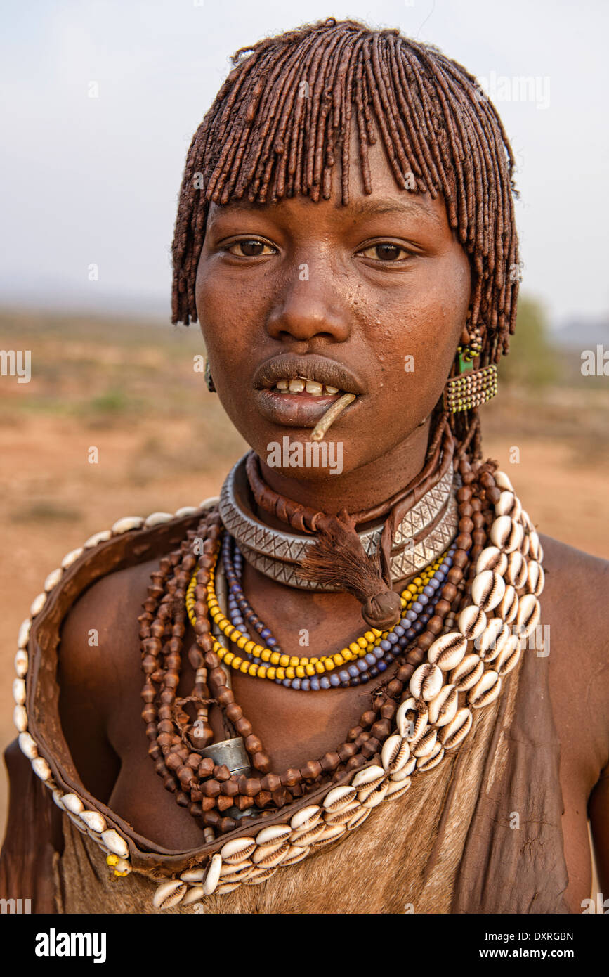 Portrait d'une jeune femme Hamer dans son village près de Turmi dans la vallée de l'Omo, Ethiopie Banque D'Images