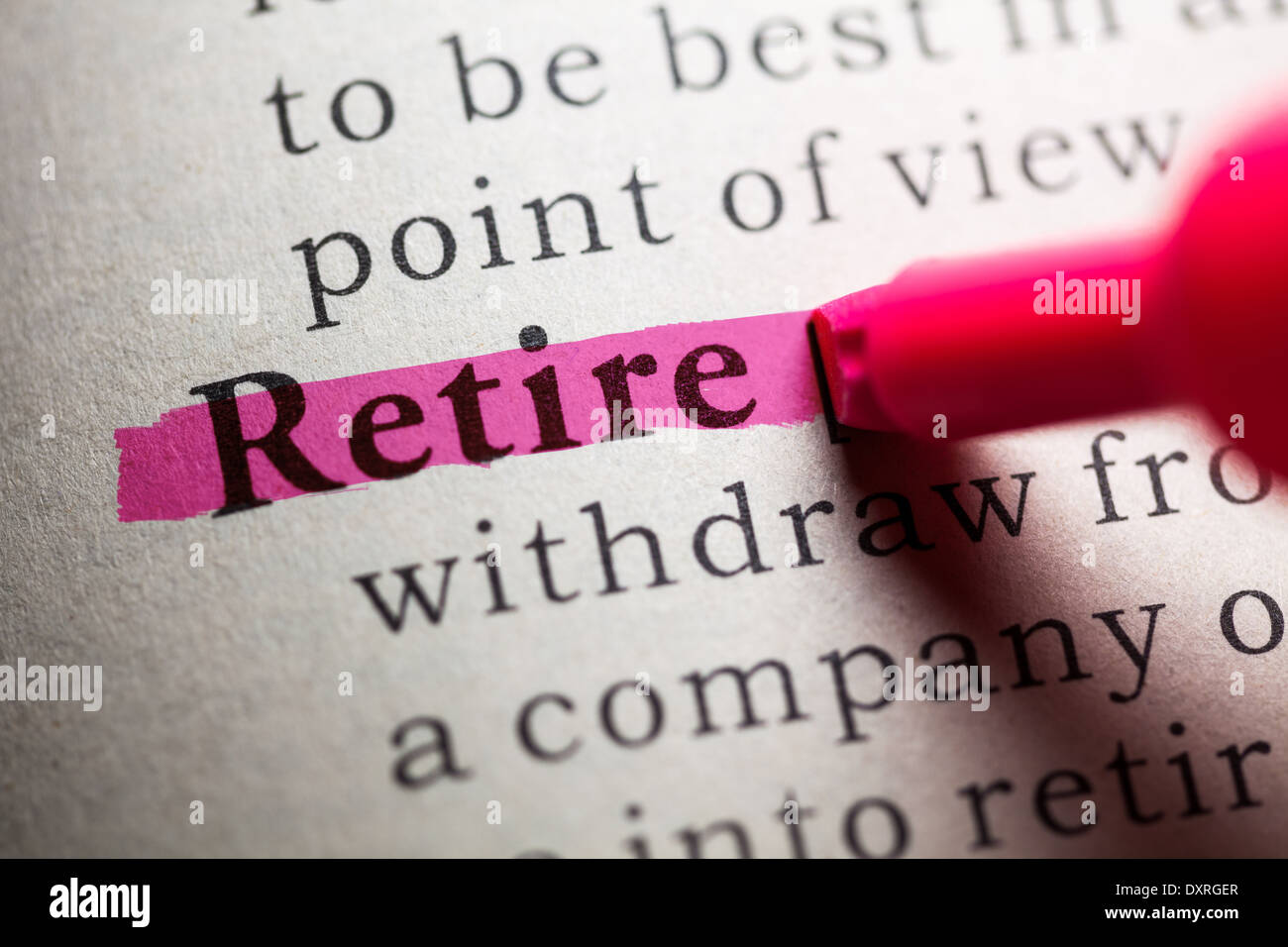 Faux dictionnaire, définition du mot retraite. Banque D'Images