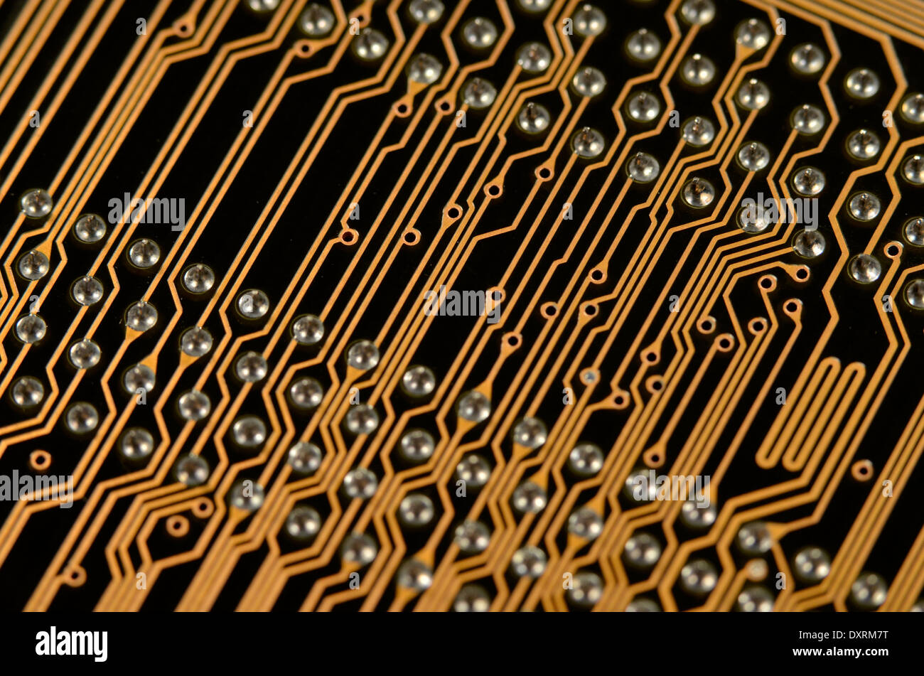 Macro des pistes de la carte mère de la carte de circuit imprimé de l'ordinateur. Détails DU POINT CENTRAL dans l'onglet « Description ». Vue rapprochée d'un circuit, détail d'une carte de circuit imprimé. Banque D'Images