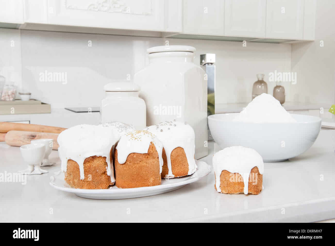 Les gâteaux et la farine dans la cuisine avec des meubles blancs en veille de Pâques Banque D'Images