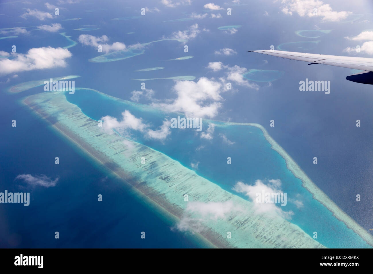 Vue depuis la fenêtre d'un avion volant au-dessus des Maldives dans l'océan Indien 5 Banque D'Images