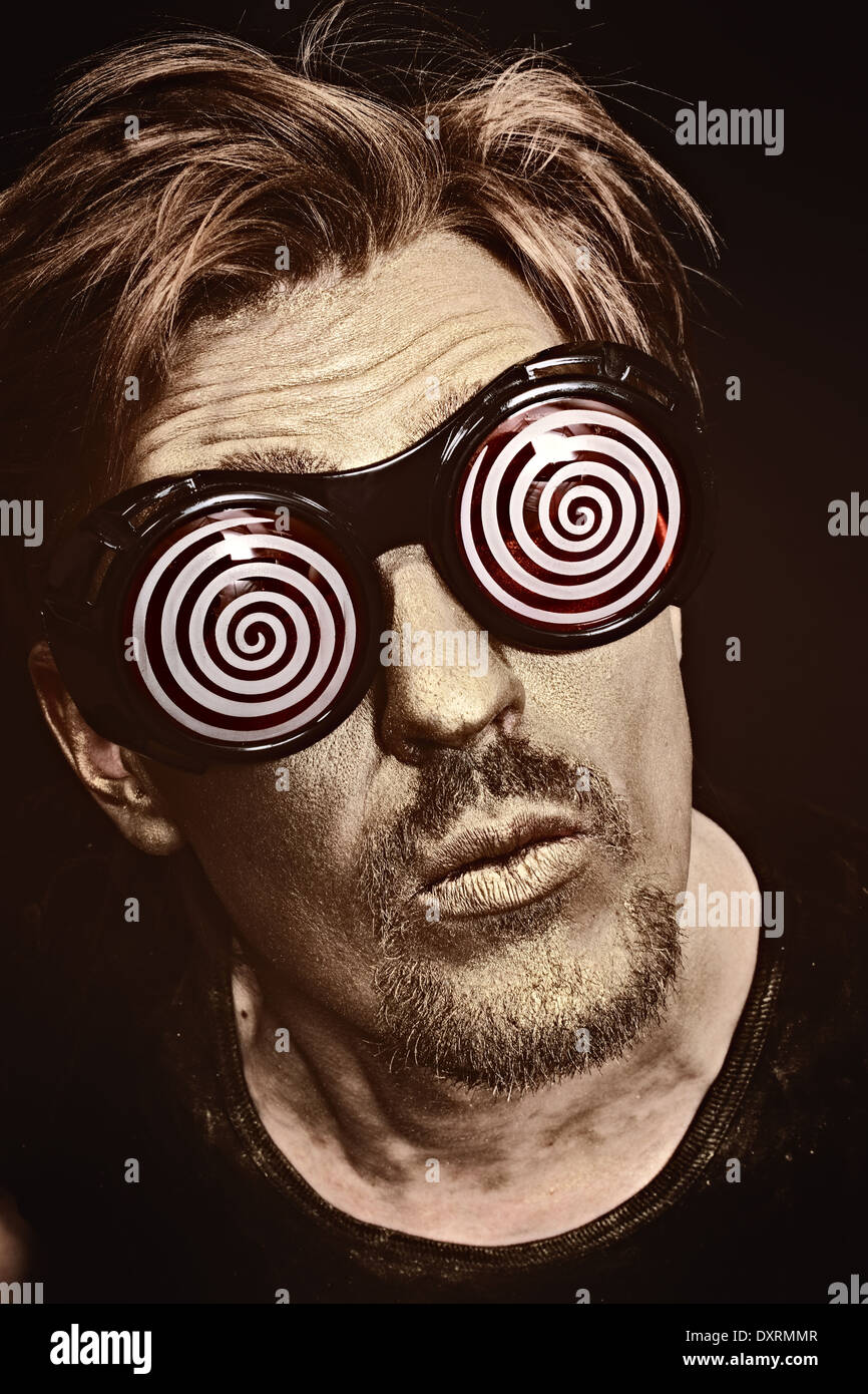 Portrait d'un homme avec un miroir en métal verres étrange Banque D'Images