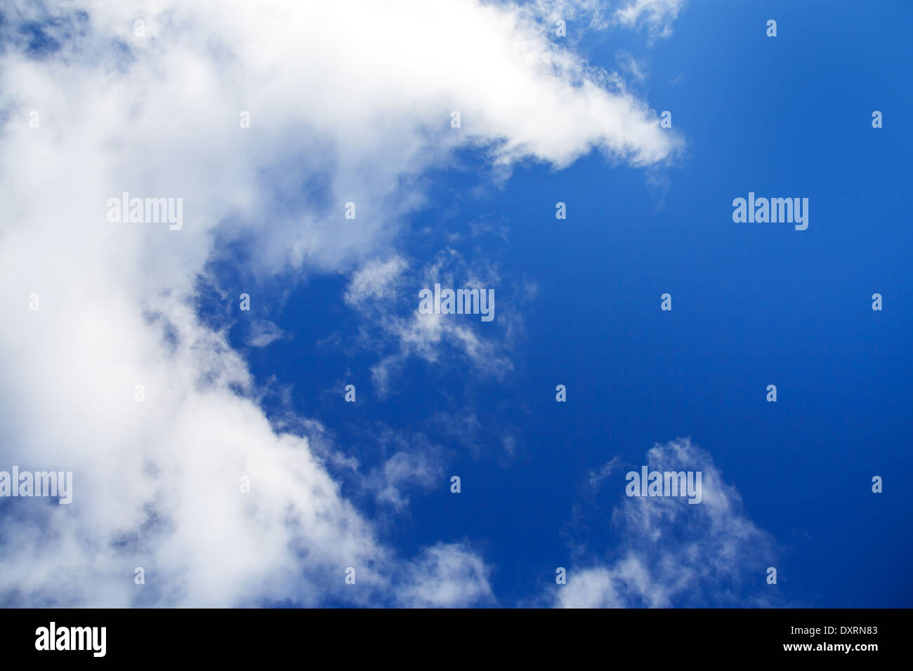 Abstract background from le ciel bleu avec des nuages blancs Banque D'Images