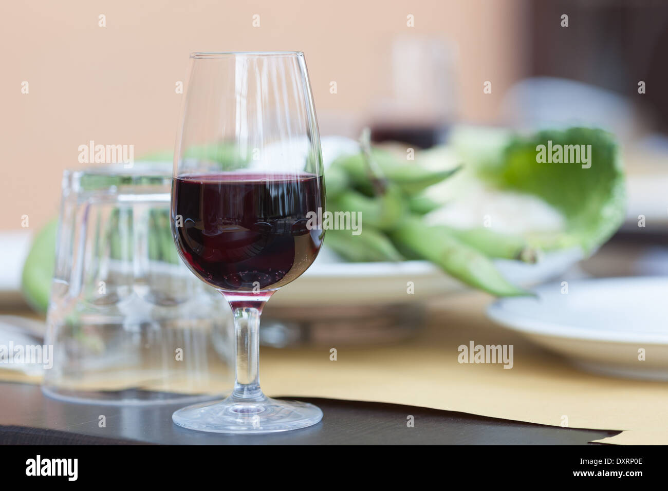 Un verre de vin rouge Banque D'Images