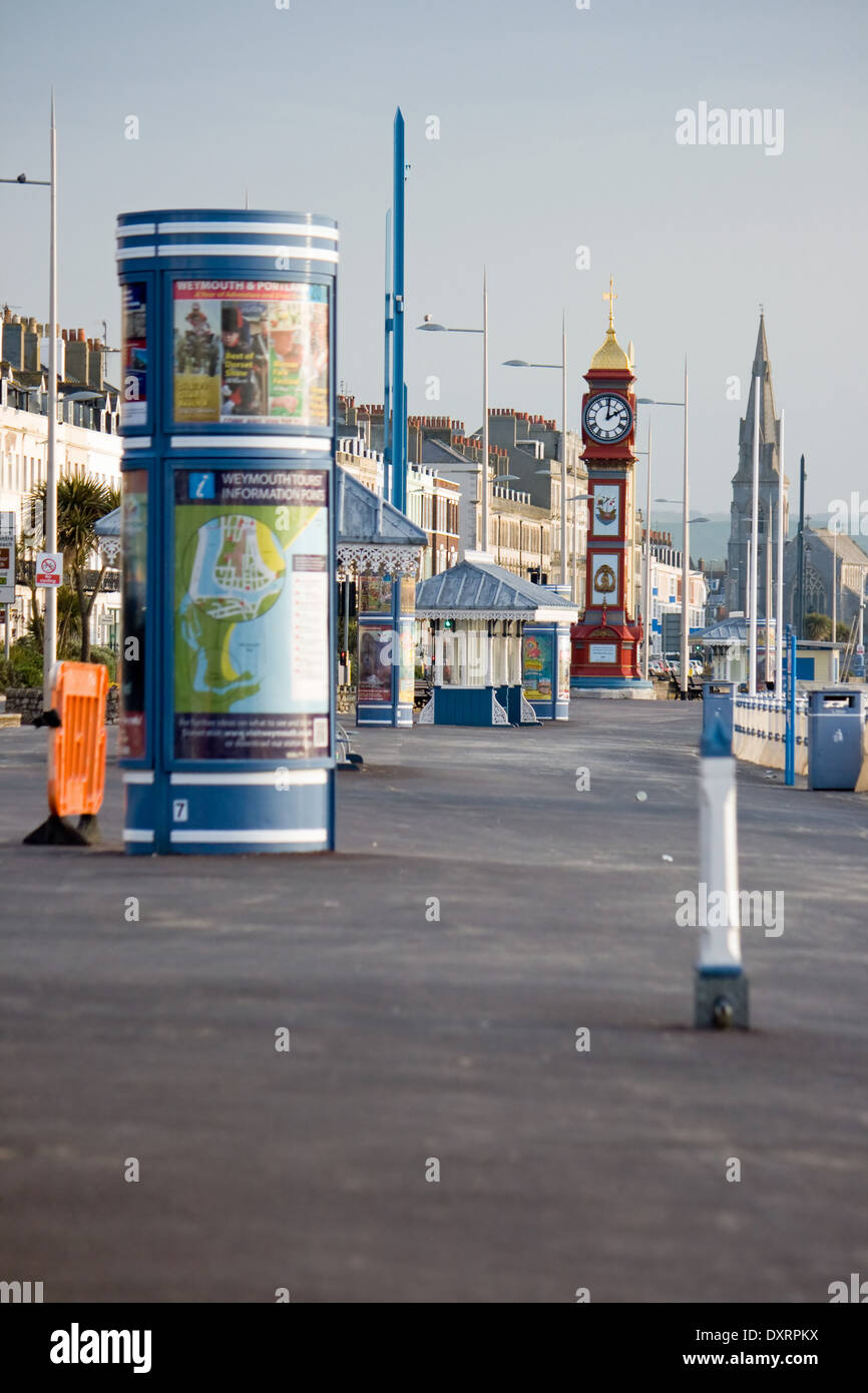 Front de mer de Weymouth tôt le matin sans les gens. Banque D'Images