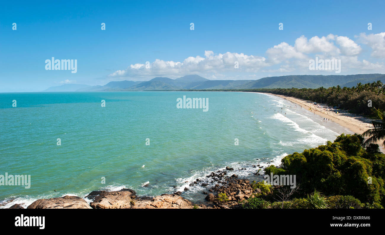 Plage de Port Douglas, Queensland, Australie sur une journée de printemps ensoleillée Banque D'Images