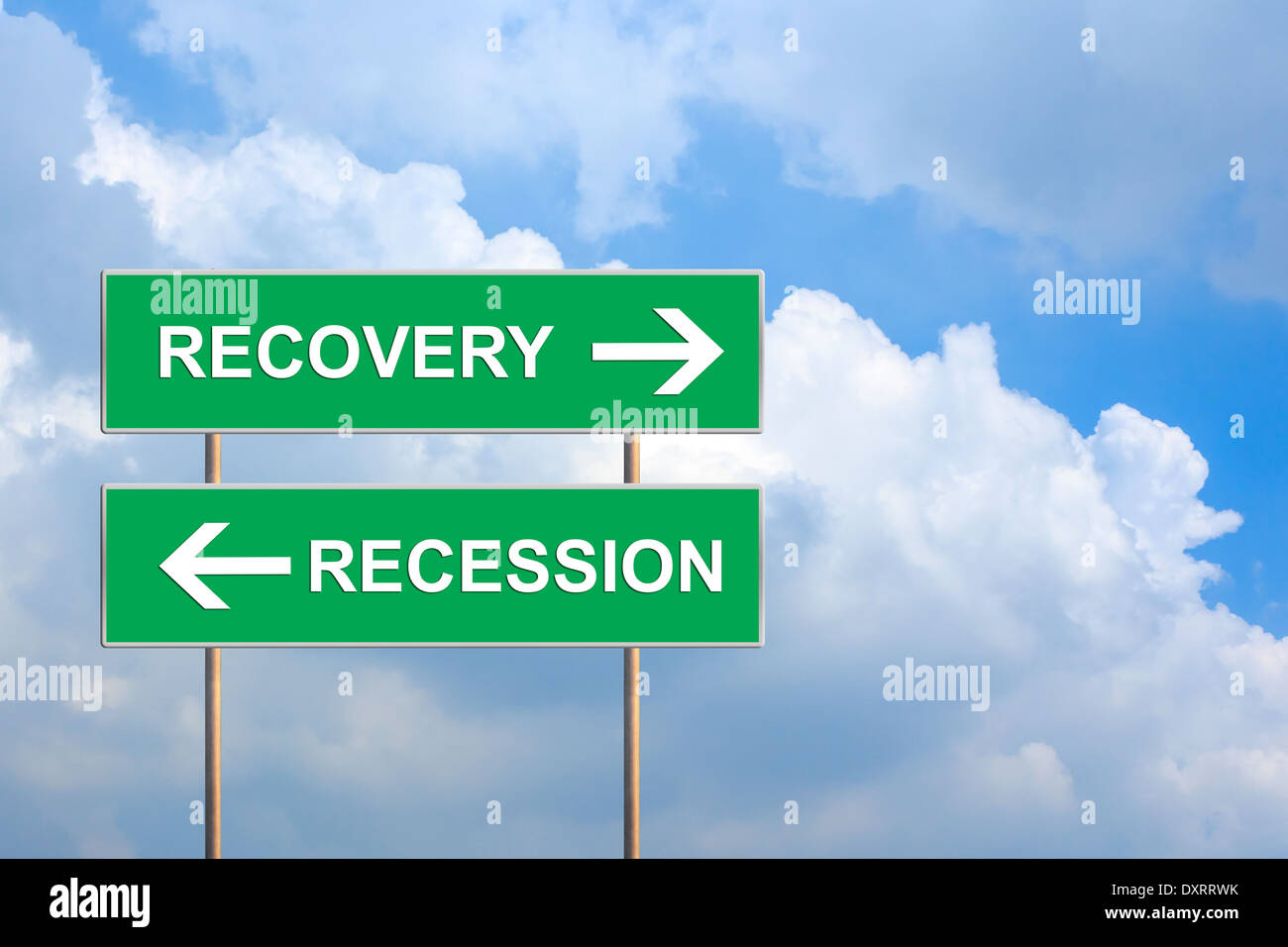 La récupération et la récession sur panneau vert avec ciel bleu Banque D'Images