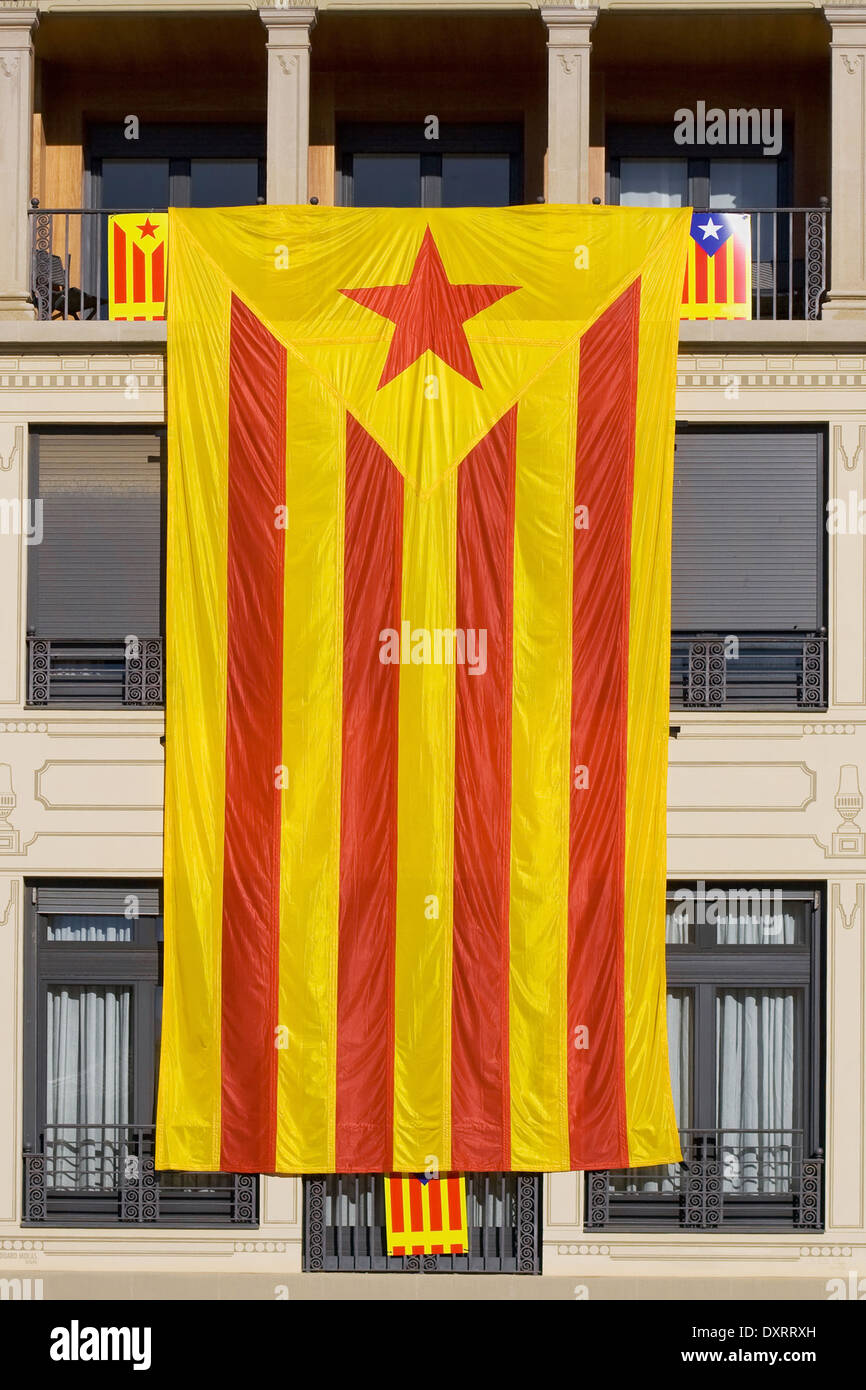 Grand drapeau indépendantiste catalan (Estelada) accroché dans la place principale de Vic, en Catalogne. Banque D'Images