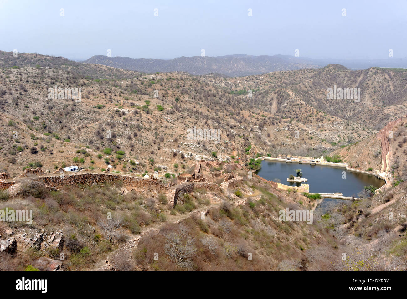 Fort Nahargarh se dresse sur le bord de Les collines Aravalli, surplombant la ville rose de Jaipur dans l'état indien du Rajasthan. Banque D'Images