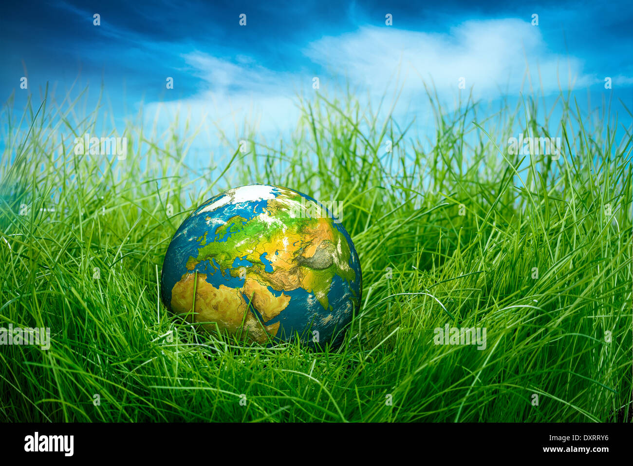 Globe se trouve sur l'herbe verte. Concept - Jour de la Terre. Banque D'Images