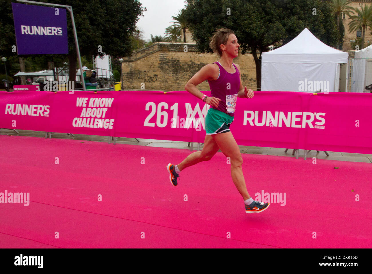 Woman runner à '261' Défi Marathon Femmes, Palma de Mallorca Espagne 30 mars 2014, la nouvelle 261 de Marathon à Palma de Mallorca, Espagne a été nommé en l'honneur de réalisation historique de Kathrine Switzer. Credit : CFimages/Alamy Live News Banque D'Images