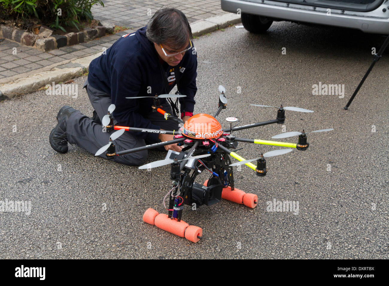 Drone Octocopter Multicopter opérateur technique, vidéo aérienne appareil photo, vue aérienne de la course. Banque D'Images
