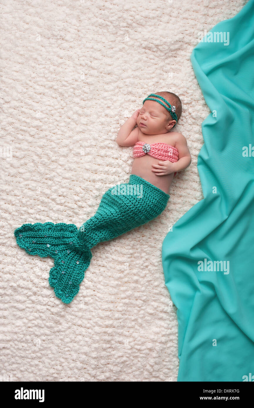 Naissance Bebe Fille Portant Une Turquoise En Bonneterie Et Corail Costume De Sirene Photo Stock Alamy