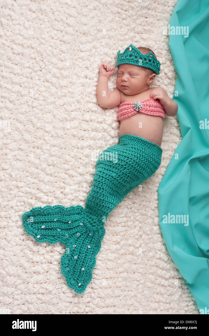 Naissance Bebe Fille Portant Une Turquoise En Bonneterie Et Corail Costume De Sirene Photo Stock Alamy
