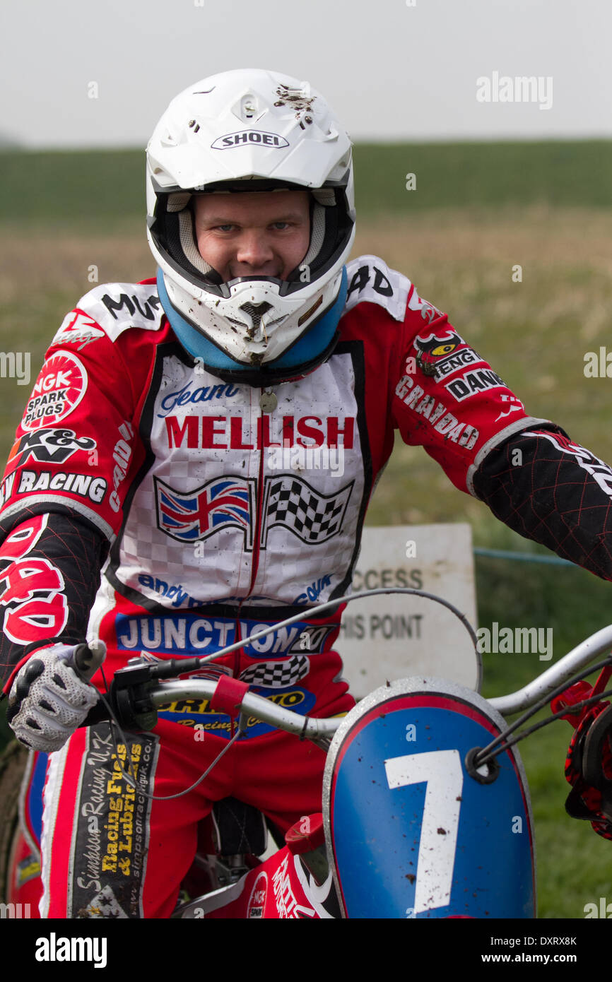 Motocyclisme sur piste de gazon de jeunes dans la région de tant Hoole, Lancashire, Royaume-Uni 30th mars 2014. Andy Melish, coureur « adulte 350 », lors de la toute première réunion de la Lancashire Offroad Grasstrack Association, qui s'est tenue à Lower Marsh Farm, à Rest Hoole, à Preston. Une course de moto junior, piste d'herbe, vitesse, vélo, moto, motorsport, puissance, gagnant, course, motocross, compétition, sports extrêmes, casque, roue, moto, sport, cavalier, cross, fun, saut, L'équitation, les sports, les sentiers, la saleté, la course rapide tenue en vertu du Code national du sport des règlements permanents de l'ACU pour les pistes herbeuses. Banque D'Images