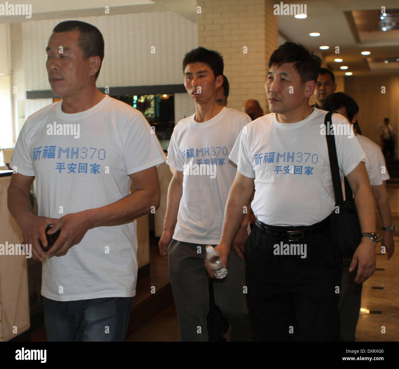 Subang Jaya, Selangor, Malaisie. 30Th Mar, 2014. Des proches des passagers chinois du vol Malaysia Airlines disparu MH370 arrive à un hôtel à Subang Jaya le 30 mars 2014. Trente-neuf parents chinois de passagers à bord du vol MH370 manquants sont arrivés en Malaisie plus tôt dans la journée pour rencontrer la presse pour exprimer leur colère à la recherche des réponses sur le sort de leurs proches/Sellehuddin Crédit : Kamal ZUMAPRESS.com/Alamy Live News Banque D'Images