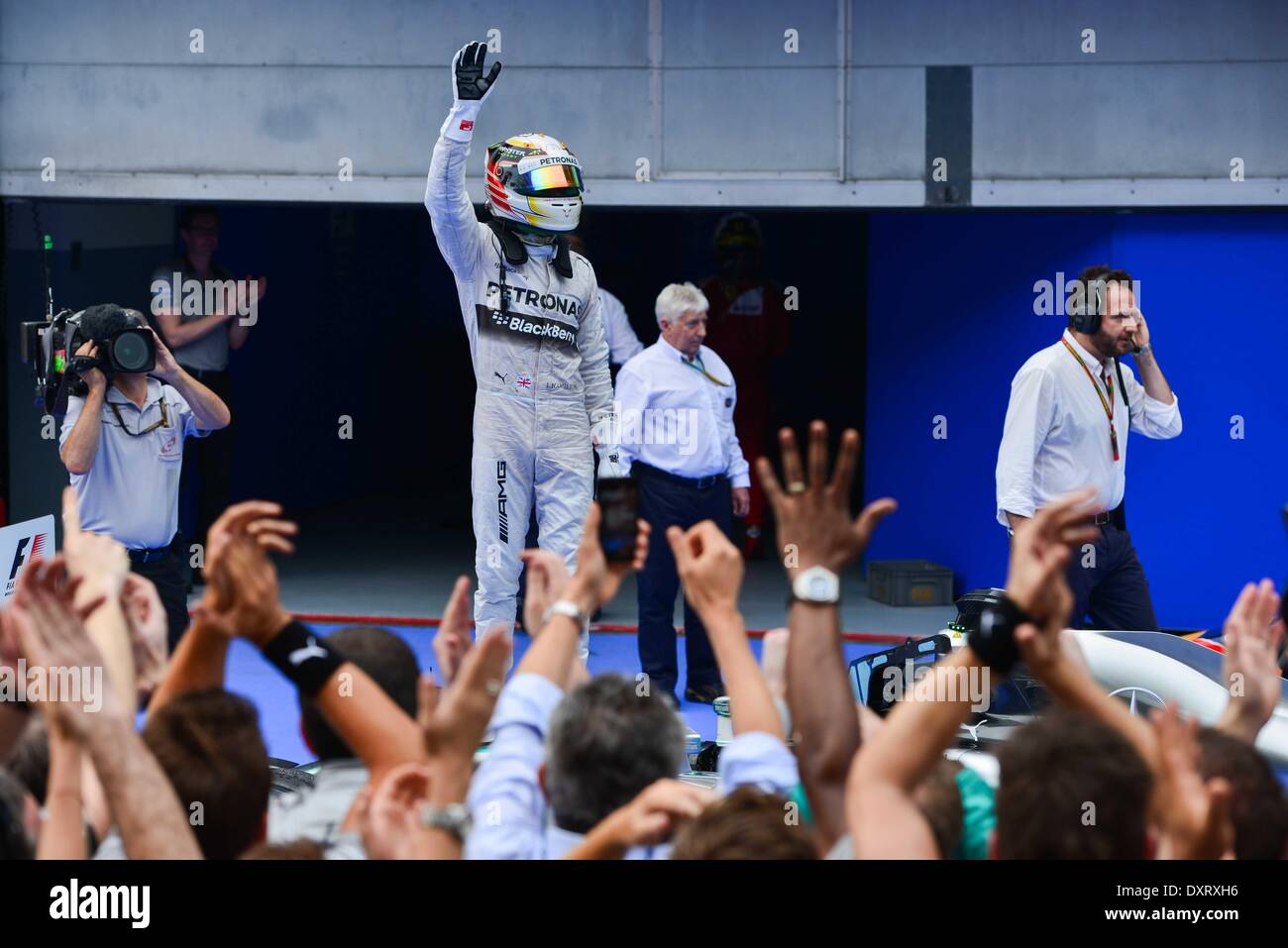 Sepang, en Malaisie. 30Th Mar, 2014. Lewis Hamilton pilote Mercedes GP de Grande-Bretagne célèbre après avoir remporté le Grand Prix de Malaisie à Sepang International Circuit à Sepang, Malaisie, le 30 mars 2014. Credit : Chong Chung Voon/Xinhua/Alamy Live News Banque D'Images