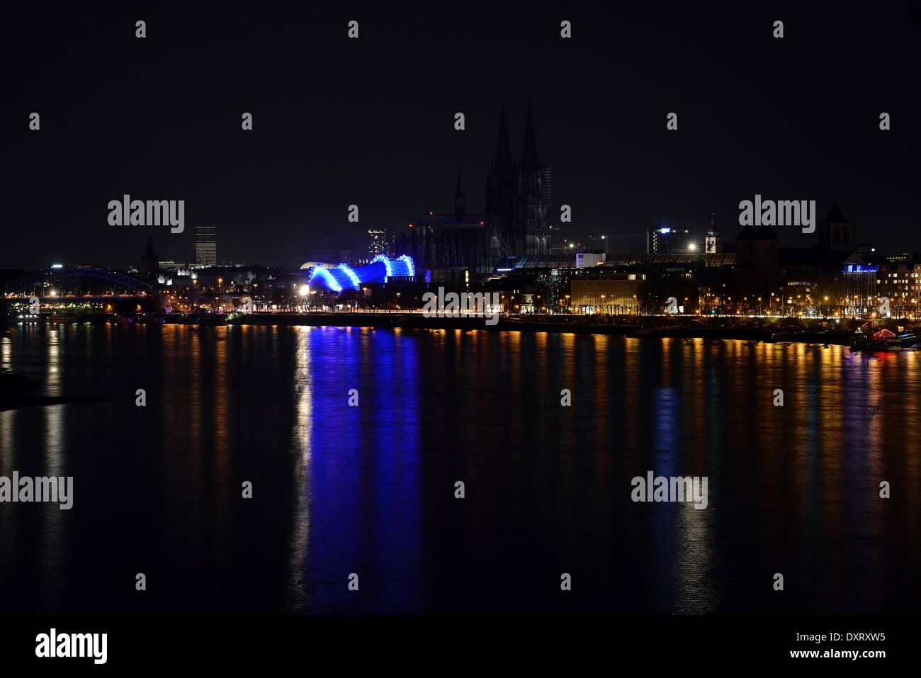 Cologne, Allemagne. Mar 29, 2014. Une vue de la cathédrale non éclairé au cours de l'événement "Heure de la Terre" à Cologne, Allemagne, 29 mars 2014. Des "Heure de la Terre est un événement mondial qui vise à définir un signe pour la protection de l'environnement et d'attirer l'attention sur la sensibilisation à l'environnement. Photo : Henning Kaiser/dpa/Alamy Live News Banque D'Images