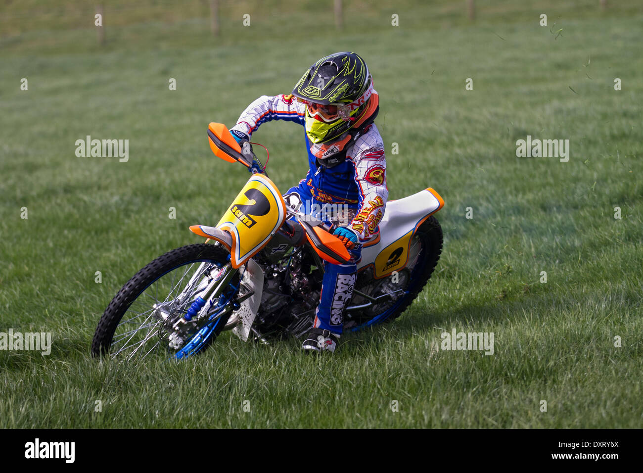 Motocyclisme sur piste de gazon de jeunes dans la région de tant Hoole, Lancashire, Royaume-Uni 30th mars 2014. Sam Speed No.2 course « Juniors & Intermediates » lors de la toute première réunion de la Lancashire Offroad Grasstrack Association, qui s'est tenue à Lower Marsh Farm, à Rest Hoole, à Preston. Une course de moto junior, piste d'herbe, vitesse, vélo, moto, motorsport, puissance, gagnant, course, motocross, compétition, sports extrêmes, casque, roue, moto, sport, cavalier, cross, fun, saut, L'équitation, les sports, les sentiers, la saleté, la course rapide tenue en vertu du Code national du sport des règlements permanents de l'ACU pour les pistes herbeuses. Banque D'Images