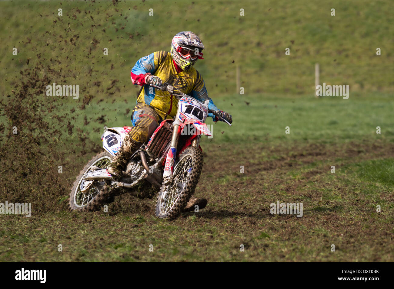 Motocyclisme sur piste de gazon de jeunes dans la région de tant Hoole, Lancashire, Royaume-Uni 30th mars 2014. Tim Greig No.10 « adulte MX Racer » lors de la toute première réunion de la Lancashire Offroad Grasstrack Association qui s'est tenue à Lower Marsh Farm, à Avery Hoole, à Preston. Une course de moto junior, piste d'herbe, vitesse, vélo, moto, motorsport, puissance, gagnant, course, motocross, compétition, sports extrêmes, casque, roue, moto, sport, cavalier, cross, fun, saut, L'équitation, les sports, les sentiers, la saleté, la course rapide tenue en vertu du Code national du sport des règlements permanents de l'ACU pour les pistes herbeuses. Banque D'Images