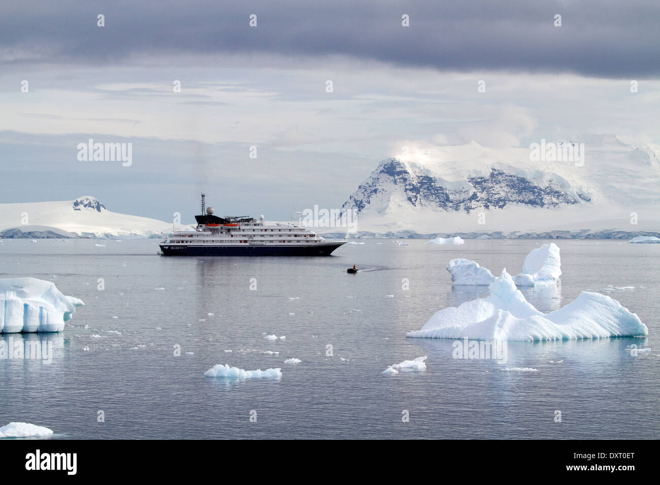 Bateau de croisière antarctique Antarctique expédition avec les touristes profiter du paysage sur l'Antarctique, péninsule antarctique. Un zodiac quitte le navire Banque D'Images