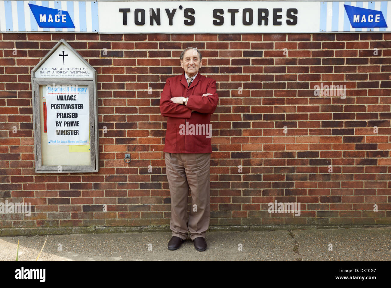 Premier maître Whatling Tony qui a exécuté le bureau de poste et magasin à Westhall, Suffolk depuis plus de 60 ans et a été loué par la PM. Banque D'Images