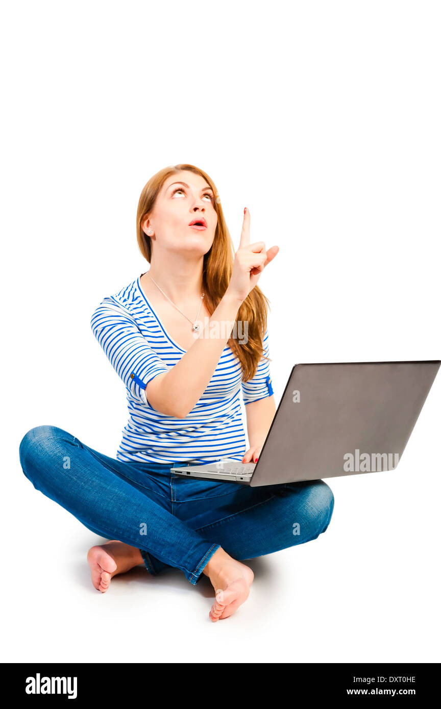 Femme émotionnelle 25 ans dans le studio avec un ordinateur Banque D'Images