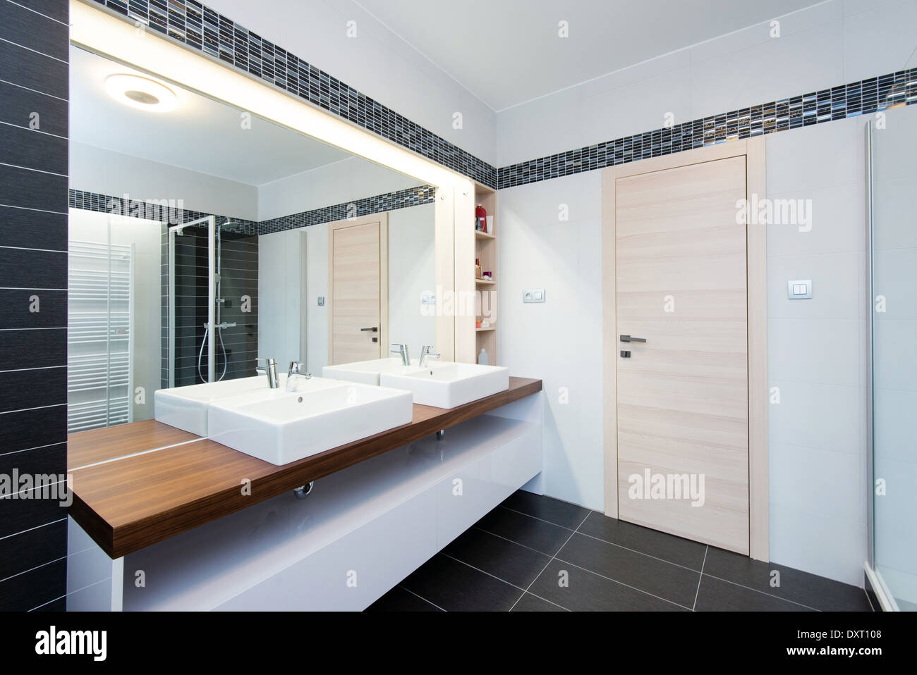 Intérieur de salle de bain moderne avec douche Banque D'Images