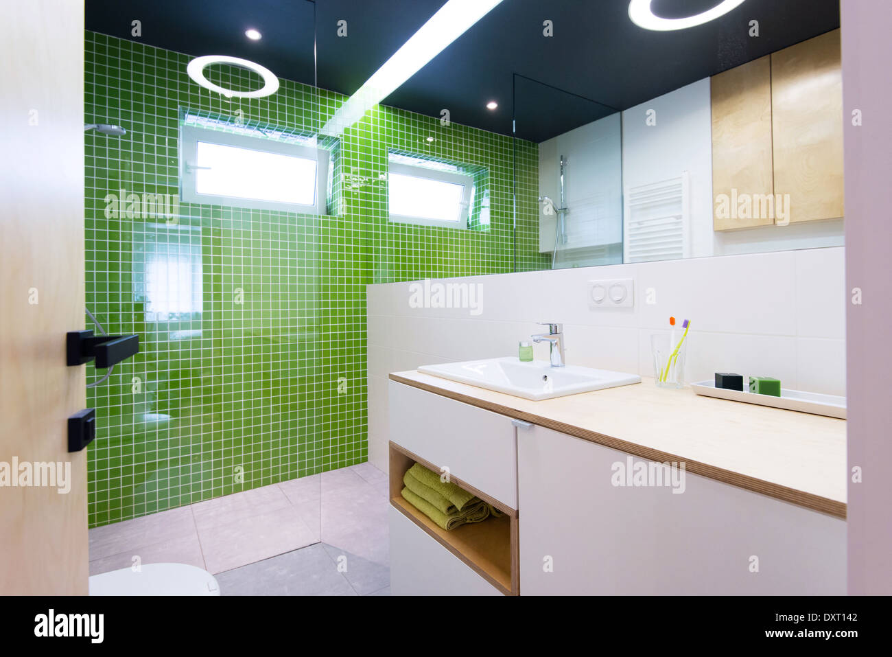 Intérieur de salle de bains moderne avec des carreaux verts Banque D'Images