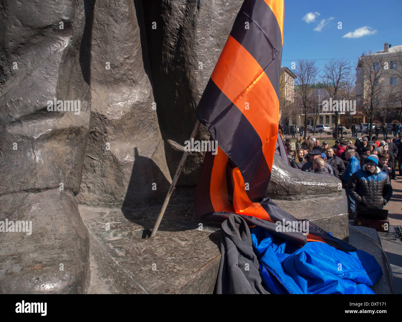 Kiev, UKRAINE - le 30 mars 2014 : saint Georges Drapeau ruban couleurs ensemble dans les jambes Taras Shevchenko. Lugansk rallye séparatistes recueillis seulement environ 500 personnes. Tous d'entre eux ont appuyé les appels à se joindre à la Russie et de ne pas reconnaître le pouvoir à Kiev.Les gens qui se déclarent comme des combattants contre le fascisme applaudi le discours anti-Semit homme qui s'est présenté comme un mineur de l'Krasnyy Luch Banque D'Images