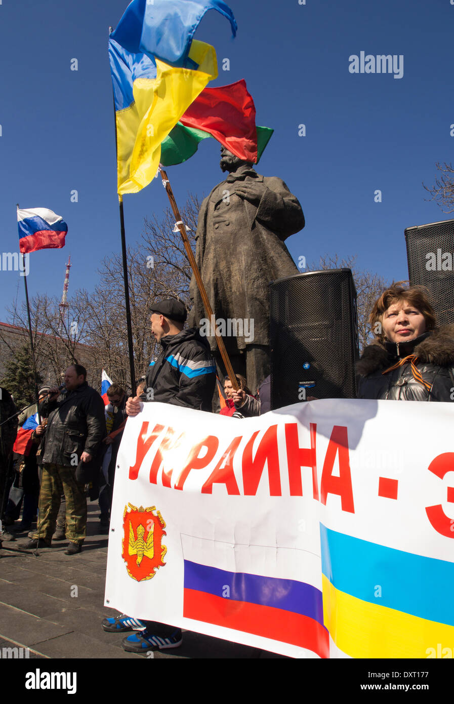 Kiev, UKRAINE - le 30 mars 2014 : rassemblement séparatiste Lugansk recueillis seulement environ 500 personnes. Tous d'entre eux ont appuyé les appels à se joindre à la Russie et de ne pas reconnaître le pouvoir à Kiev.Les gens qui se déclarent comme des combattants contre le fascisme applaudi le discours anti-Semit homme qui s'est présenté comme un mineur de l'Krasnyy Luch Banque D'Images