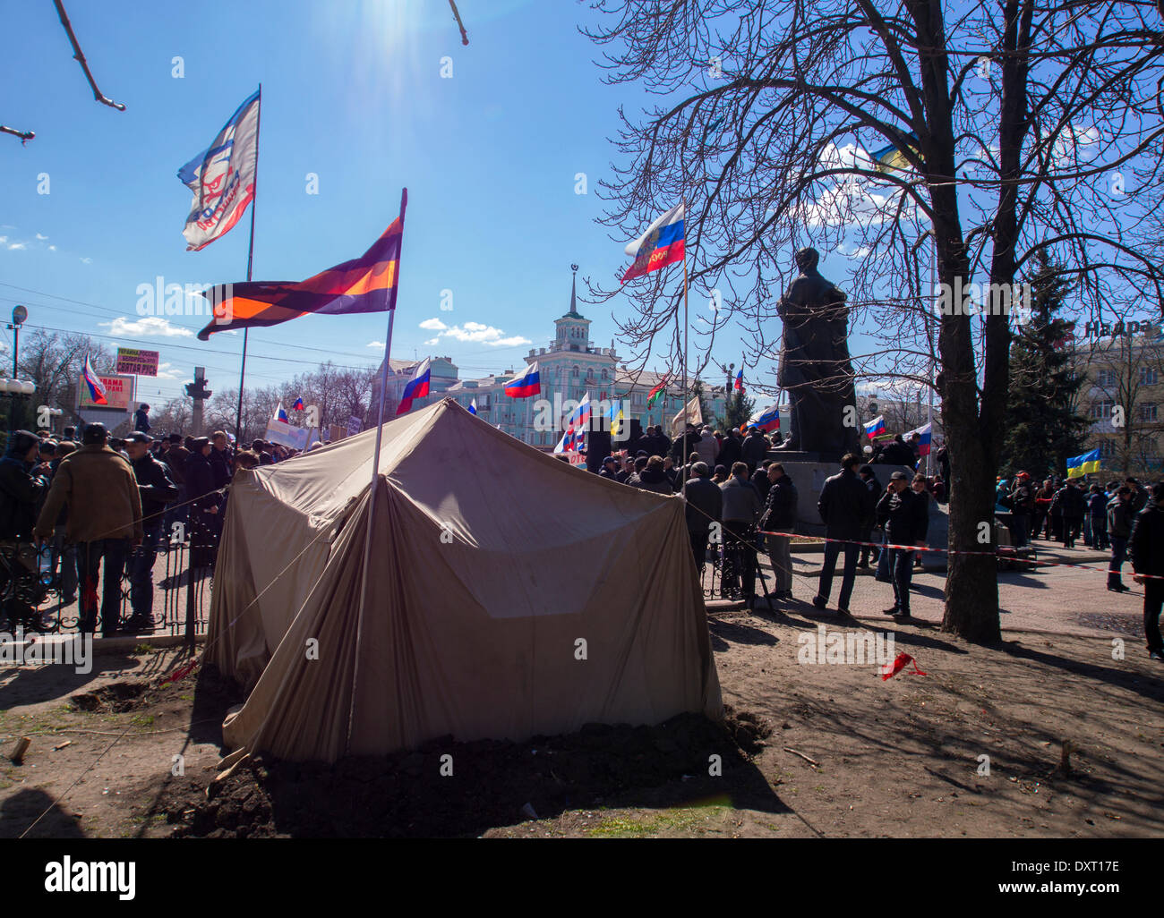Kiev, UKRAINE - le 30 mars 2014 : tente d'Pro-Russian militants. Lugansk rallye séparatistes recueillis seulement environ 500 personnes. Tous d'entre eux ont appuyé les appels à se joindre à la Russie et de ne pas reconnaître le pouvoir à Kiev.Les gens qui se déclarent comme des combattants contre le fascisme applaudi le discours anti-Semit homme qui s'est présenté comme un mineur de l'Krasnyy Luch Banque D'Images