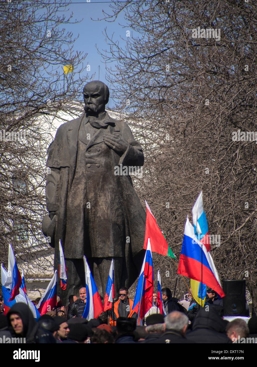 Kiev, UKRAINE - le 30 mars 2014 : rassemblement séparatiste Lugansk recueillis seulement environ 500 personnes. Tous d'entre eux ont appuyé les appels à se joindre à la Russie et de ne pas reconnaître le pouvoir à Kiev.Les gens qui se déclarent comme des combattants contre le fascisme applaudi le discours anti-Semit homme qui s'est présenté comme un mineur de l'Krasnyy Luch Banque D'Images