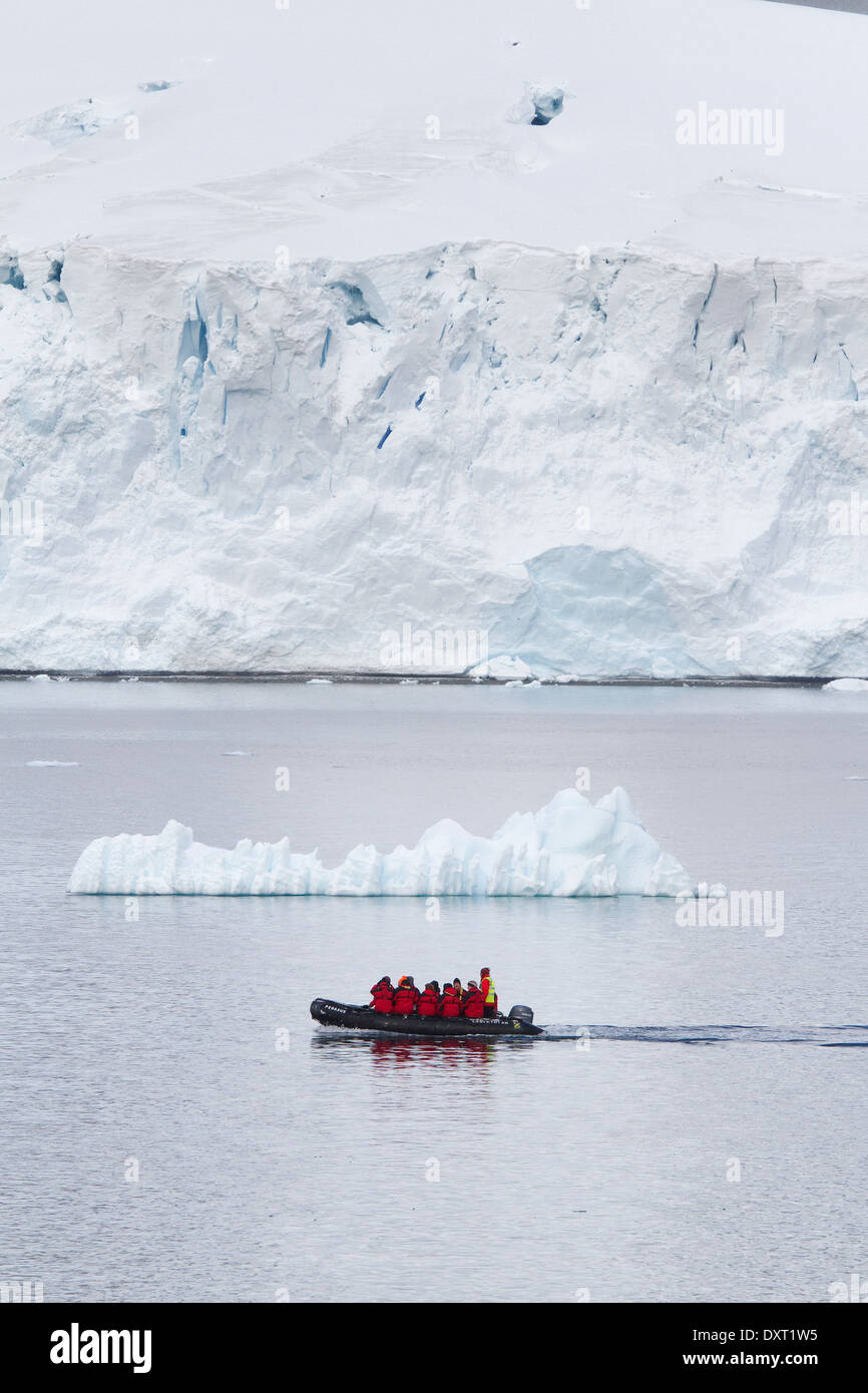 Le tourisme antarctique parmi le paysage de l'Antarctic iceberg, glacier, et de la glace avec les touristes en zodiac. Banque D'Images