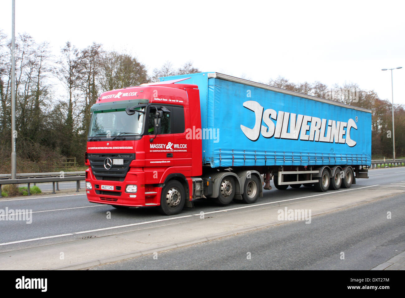 Un tracteur Massey et Wilcox haler un remorque Silverline le long de l'A12 à deux voies dans l'Essex, Angleterre Banque D'Images