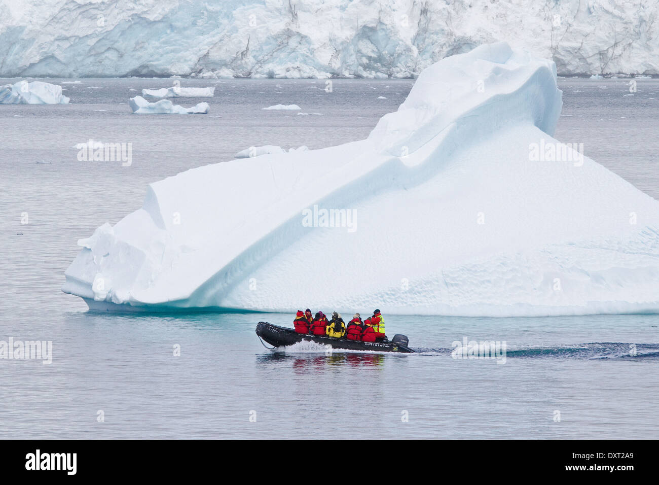 Le tourisme antarctique parmi le paysage de l'iceberg, Icebergs, glace de glacier, et de touristes en zodiac. Péninsule antarctique. Banque D'Images