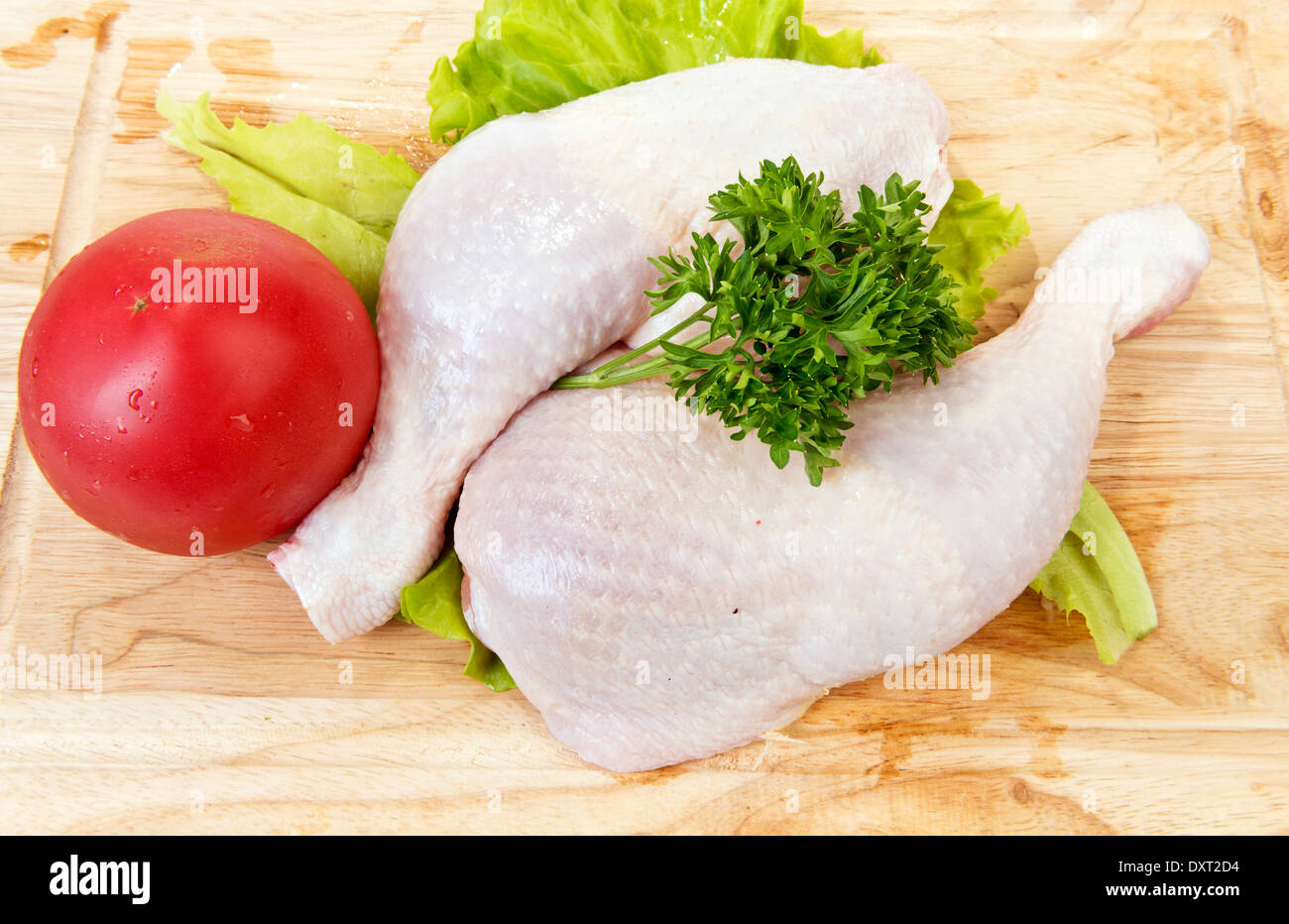 Cuisses de poulet cru prêt à cuire Banque D'Images