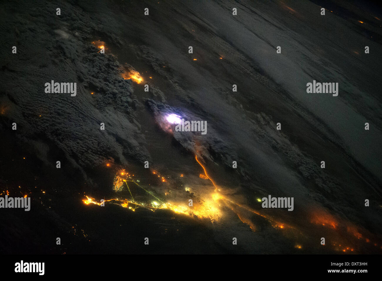 Des éclairs blancs au milieu des lumières de la ville jaune du Koweït et l'Arabie Saoudite. Banque D'Images