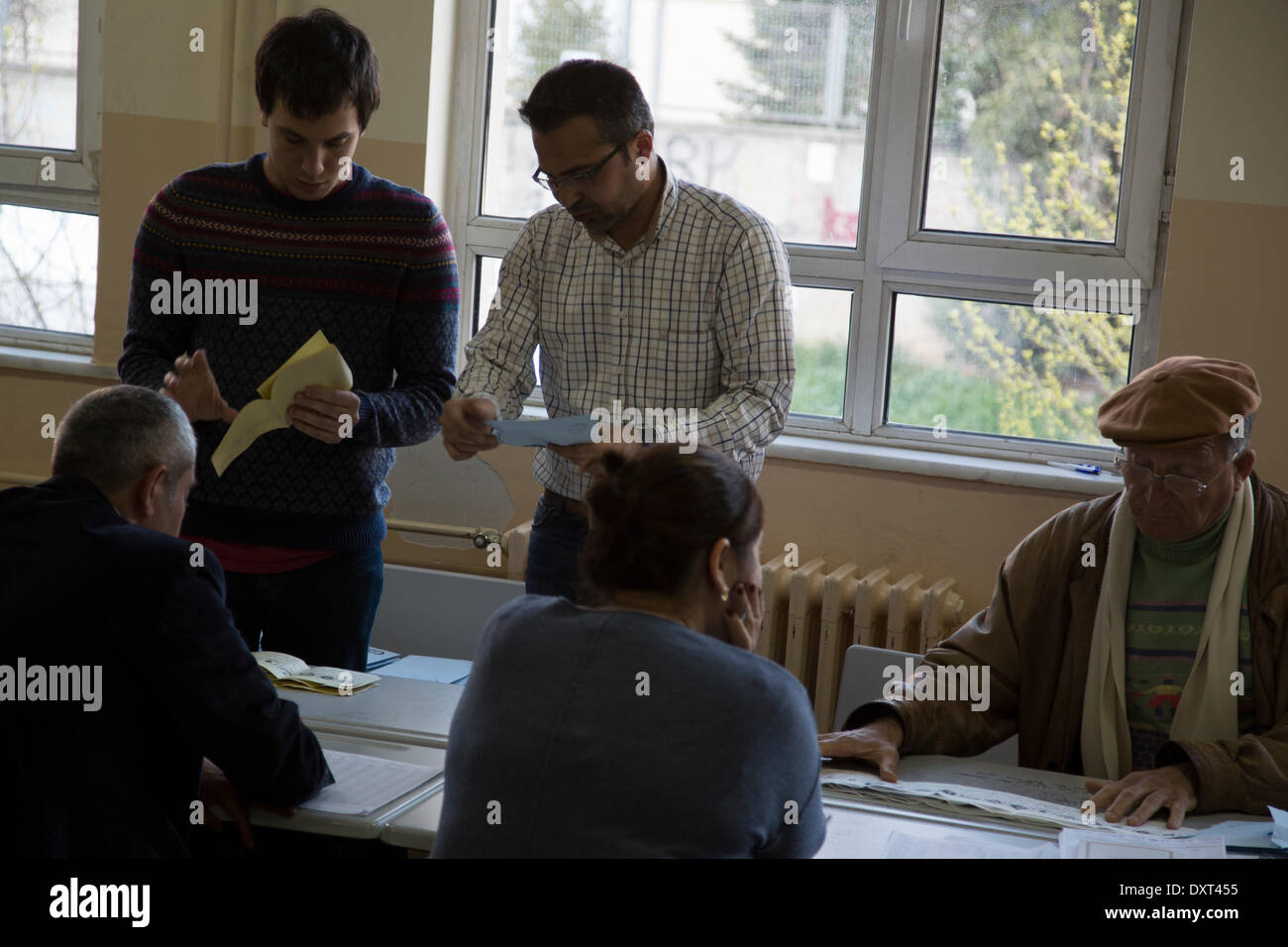 Istanbul, Turquie. 30Th Mar, 2014. Les votes sont comptés comme peuple turc s'est rendu aux urnes pour les élections locales le dimanche 30 mars 2014 Credit : © Bikem Ekberzade/Alamy Live News Banque D'Images