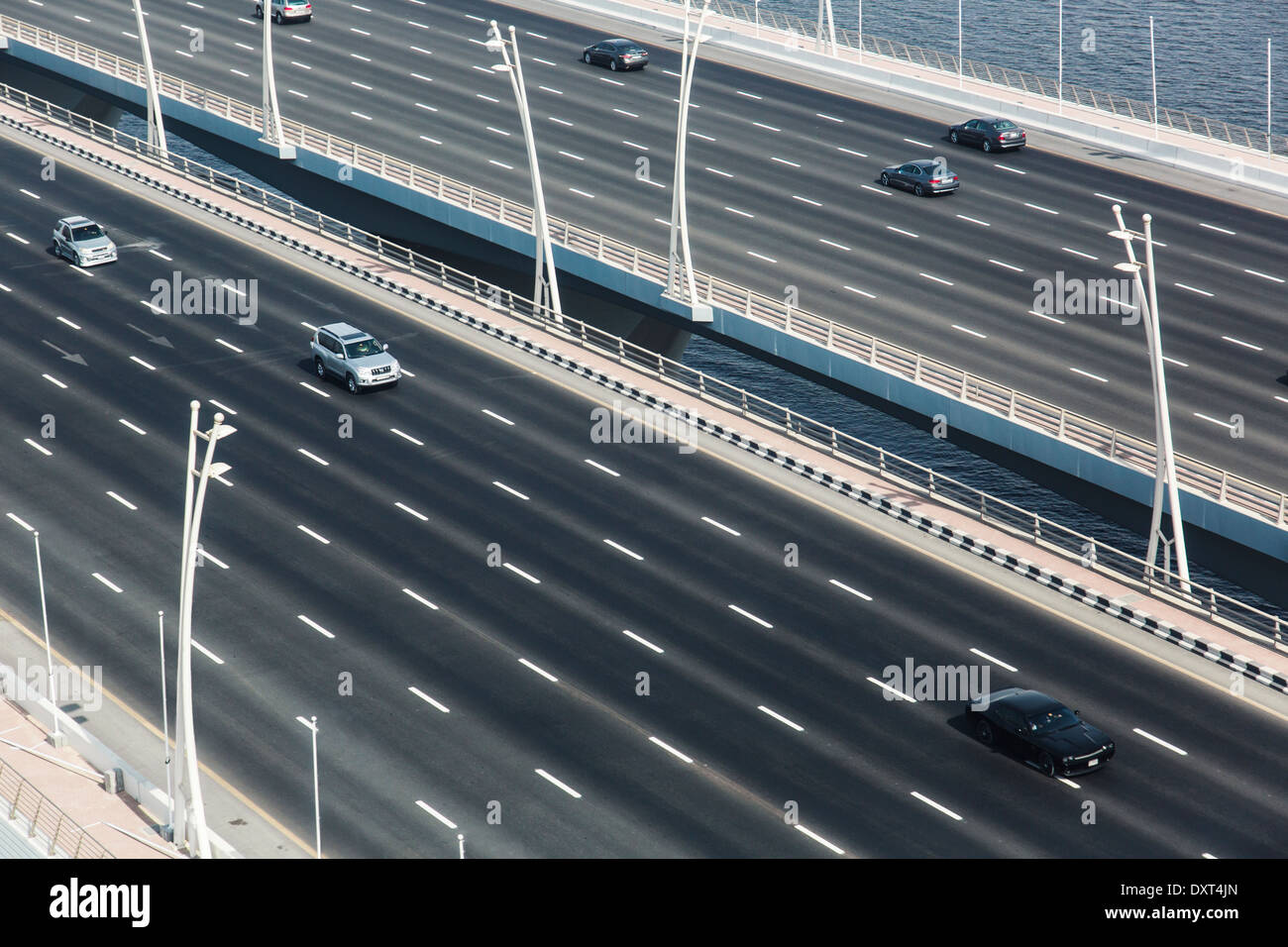 Les voitures sur le pont de l'autoroute Banque D'Images