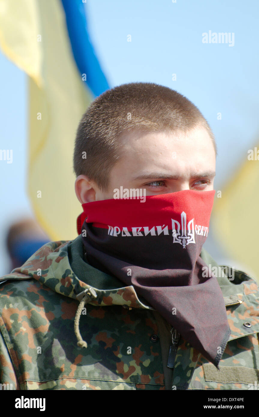 30 mars , Odessa, Ukraine . ' Radical ' secteur droit et d'auto-défense maidan . Odessa, Ukraine. 30 mars, 2014. Les partisans de rallye maidan mars à Odessa. Cette réunion est consacrée à la Journée du Souvenir 40 jours après la mort de 'sotnia Céleste." lors d'une manifestation à laquelle ont participé plus de 5 000 personnes. Les slogans principaux : ' gloire à l'Ukraine - Les héros de la gloire' ' la mort pour les ennemis ' 'héros ne font pas mourir - mourir ennemis ' 'Oleksandr Muzychko (Sashko Bily) - Nous prenons la vengeance pour vous ' Crédit : Andrey Nekrasov/Alamy Live News Banque D'Images