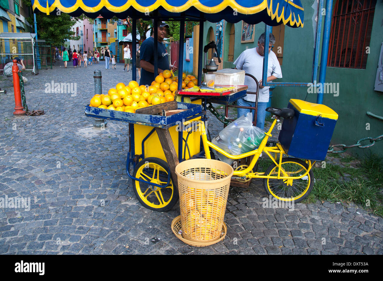 Man selling jus d'orange fraîchement pressé dans le quartier de La Boca de Buenos Aires, Argentine. Banque D'Images