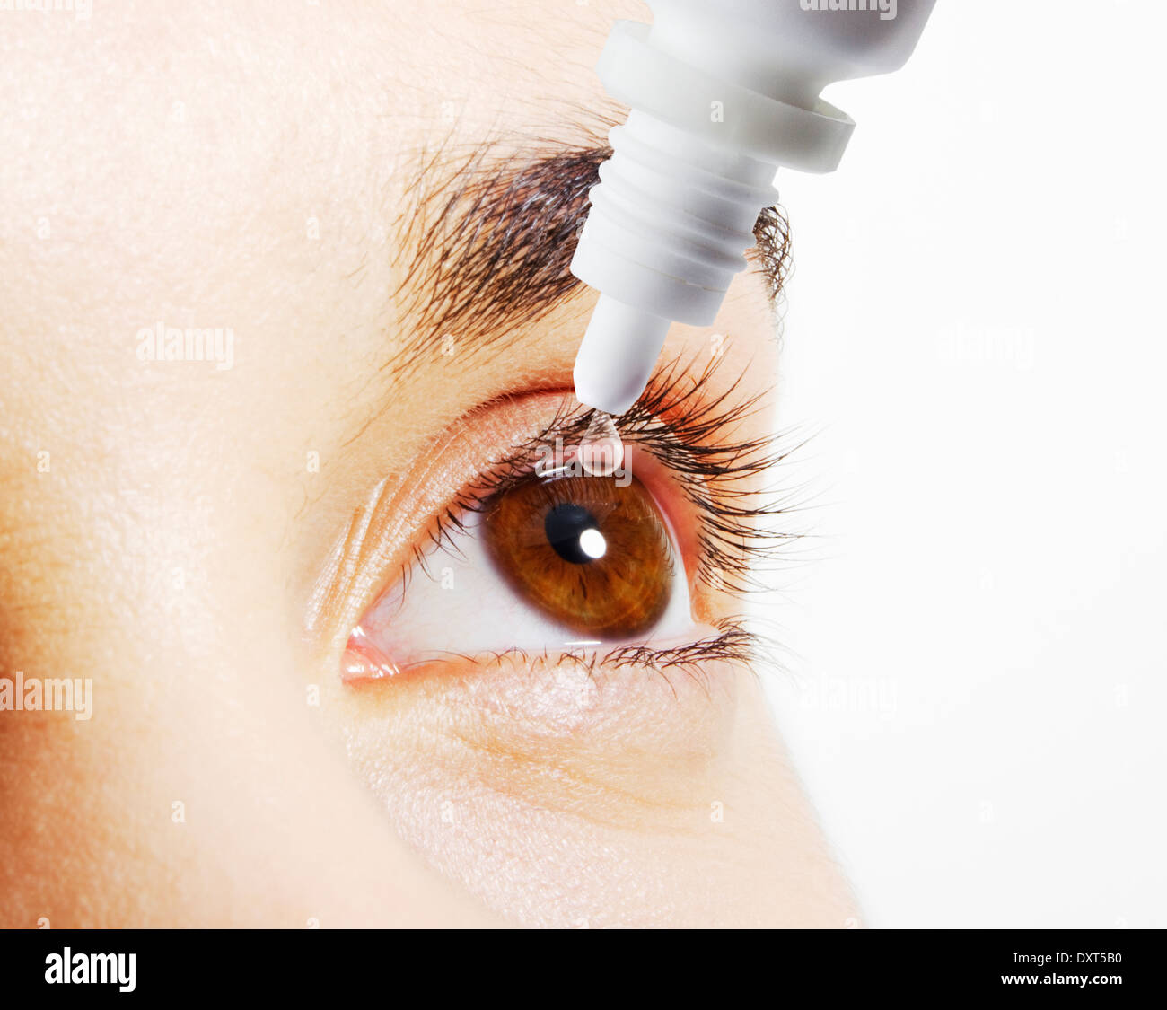 Extreme close up of woman putting Eye drops into eye Banque D'Images
